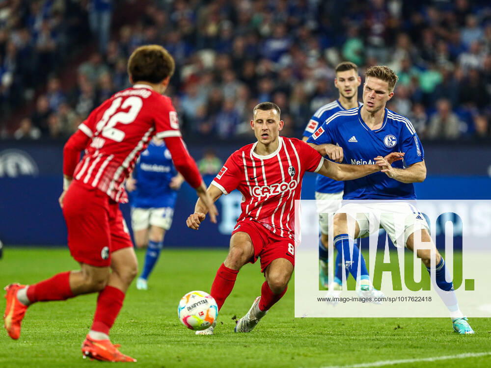 Maximilian Eggestein SC Freiburg, 08 in duel against Marius Bülter Buelter FC Schalke 04, 11 , GER, FC Schalke 04 vs SC Freiburg, Football, 1 Bundesliga, 12 Spieltag, Spielzeit 2022 2023, 30 10 2022, DFB DFL regulations prohibit any use of photographs as image sequences and or quasi video , GER, FC Schalke 04 vs SC Freiburg, Football, 1 Bundesliga, 12 Spieltag, Spielzeit 2022 2023, 30 10 2022, DFB DFL regulations prohibit any use of photographs as image sequences and or quasi video , Foto Eibner Pressefoto Gabriel Boia Gelsenkirchen