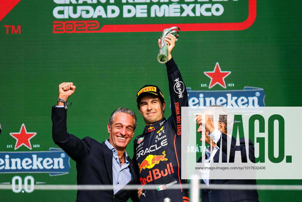 KW43 PEREZ Sergio (mex), Red Bull Racing RB18, with SLIM Carlos, on the podium during the Formula 1 Grand Premio de la Ciudad de Mexico 2022, Mexican Grand Prix 2022, 20th round of the 2022 FIA Formula One World Championship, WM, Weltmeisterschaft from October 28 to 30, 2022 on the Autodromo Hermanos Rodriguez, in Mexico City, Mexico - F1 - MEXICO CITY GRAND PRIX 2022 - RACE DPPI Panoramic 20221031_GOOD2204