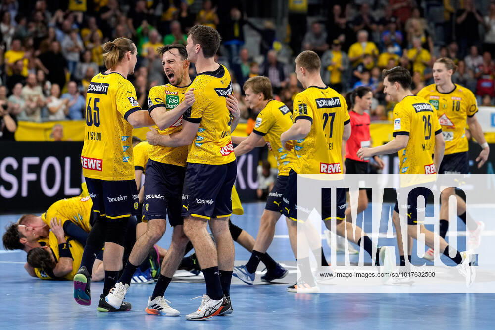 F li Lukas Nilsson RNL, 65 , Patrick Groetzki RNL, 24 , Niclas Kirkelokke Kirkelökke, RNL, 6 and others, players of Rhein Neckar Löwen, cheering after the final whistle, victory, winner, winners, cheers, joy, optimistic, highlight, action, action, 30 10 2022, Mannheim Germany , Handball, Bundesliga, Rhein Neckar Löwen TSV Hannover Burgdorf