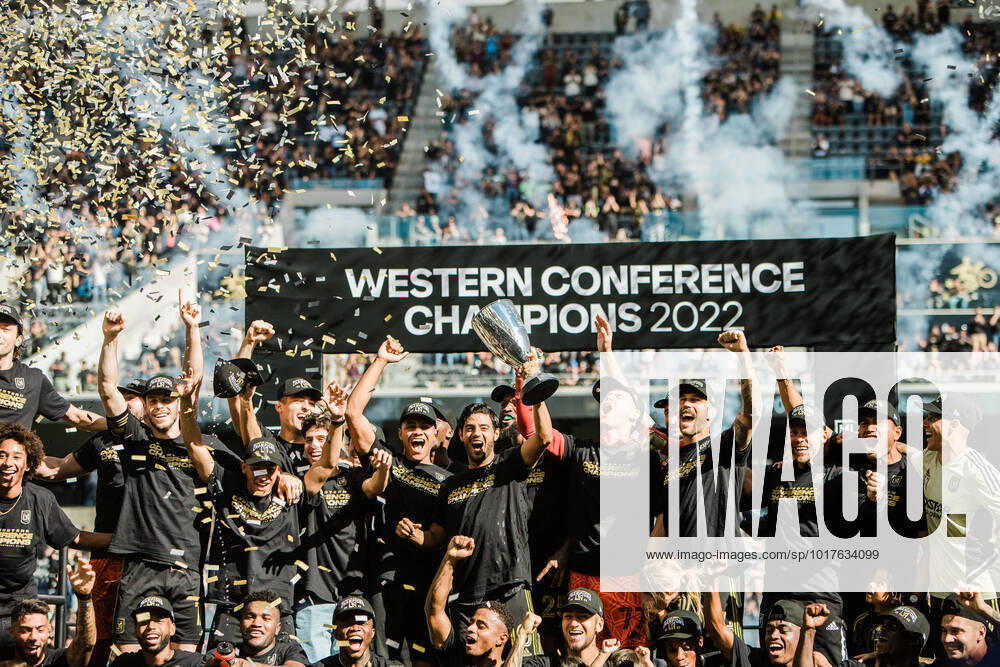 CARLOS VELA lifts MLS, Fussball Herren, USA s Western Conference trophy after LAFC s win against Austin FC at Banc of California Stadium in Los Angeles, California on October 30, 2022 Los Angeles USA - ZUMAc239 20221030_zsp_c239_016