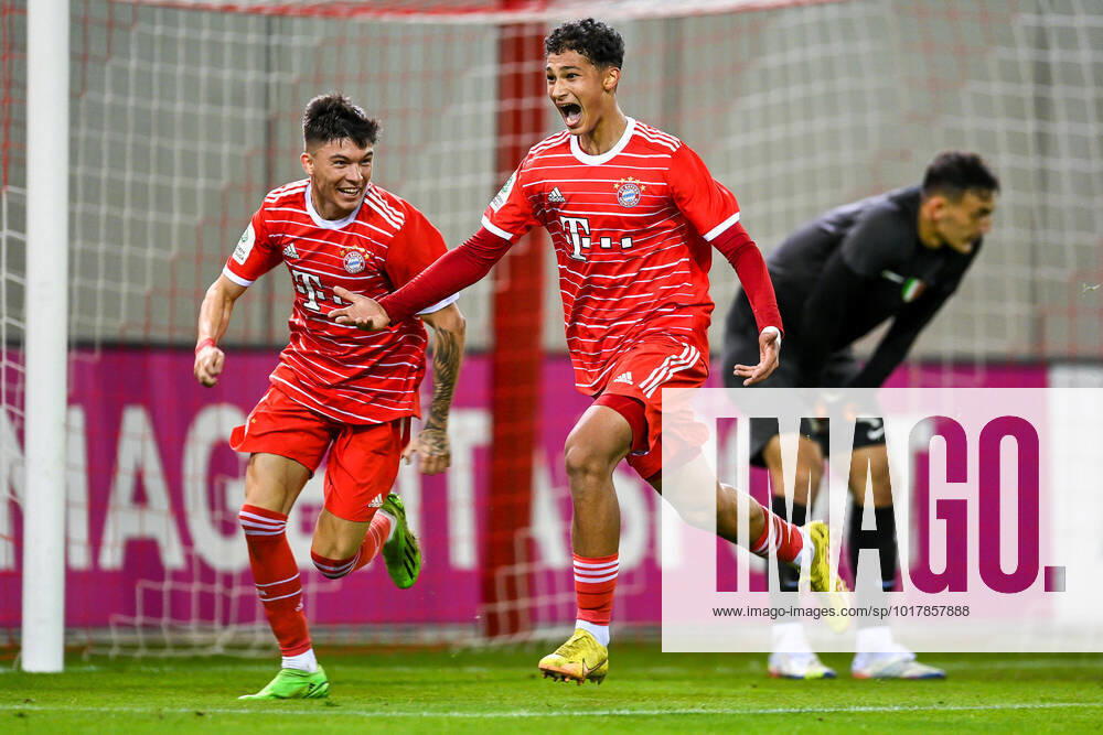 V li Barry Hepburn FC Bayern, 11 Yousef Qashi FC Bayern, 17 with goal celebration, cheering, goal celebration, celebrate the goal, goal, celebration, cheering about the goal to 2 0 by Yousef Qashi FC Bayern, 17 , optimistic, action, action, Nikolaos Botis Goalkeeper, Inter Milan, 1 looking disappointed, disappointment, frustration, disappointed, pessimistic, 01 11 2022, Munich Germany , Football, UEFA Youth League , FC Bayern München U19 FC Internazionale Milano U19