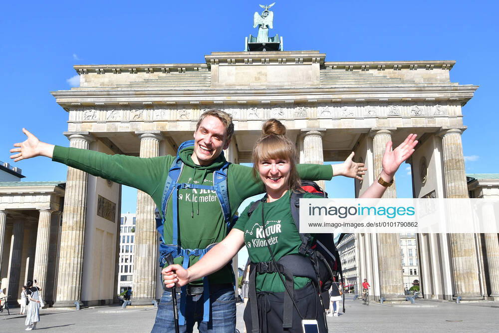 Laura Meik walk 750 km for CULTURE Laura Meik After a three-week journey for the Cortona, the cultural landscape has been damaged, finally at the destination Laura Meik with backpack Smartphone after a 750 km walk through the theatrical landscape in Germany reaches the Brandenburg Gate for the photo session in Berlin on 23 06 2020 Photopress Mueller