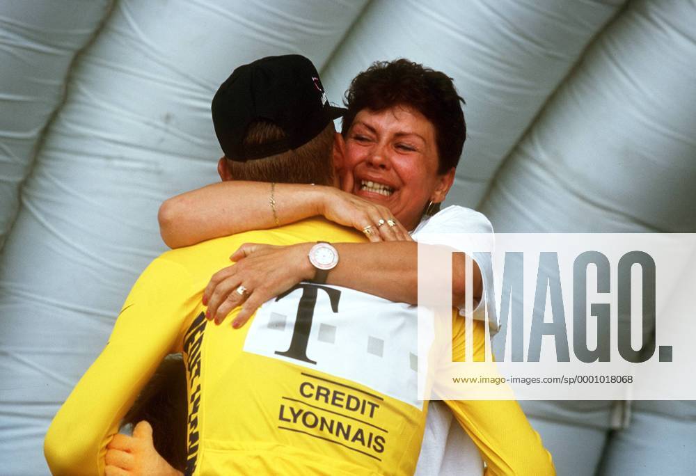 Gesamtsieger Jan Ullrich (Deutschland Team Telekom) wird von seiner Mutter Marianne Kaatz auf dem Podium umarmt Radsport Herren Tour de France 1997, Straßenradsport, Straße, Rad, Vneg, close Gruppe Paris Glück Begeisterung, Freude,
