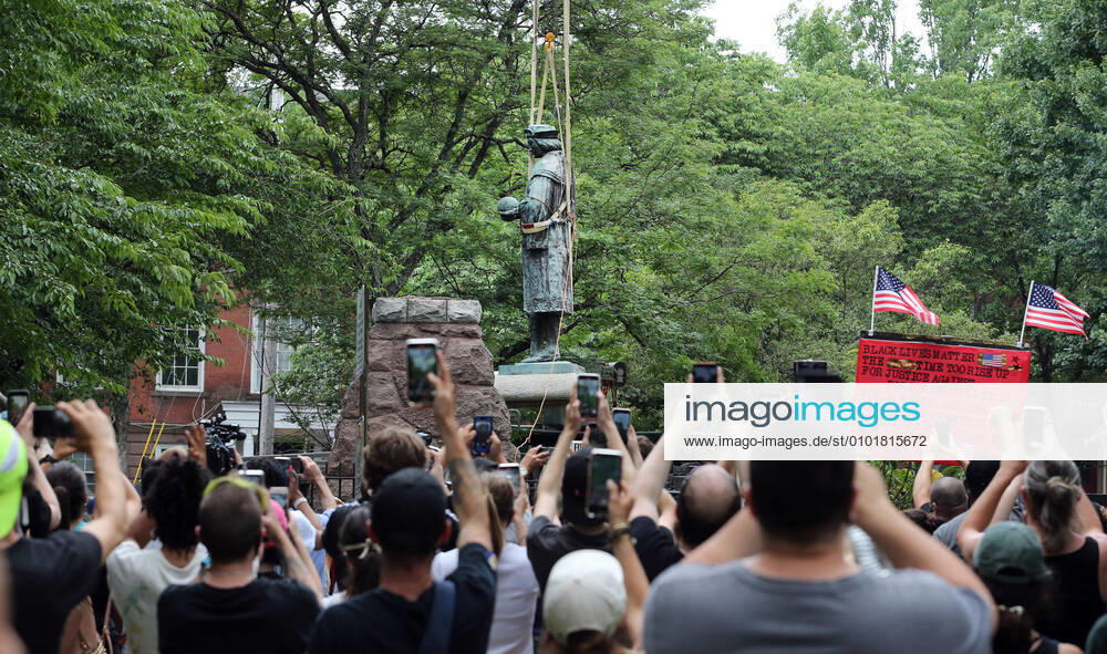 USA, Christopher Columbus Statue in New Haven Connecticut wird entfernt June 24, 2020, New Haven, CT, USA: A statue of Christopher Columbus is lifted by a crane and removed from Wooster Square Park in New Haven, Connecticut. The statue holds deep ties to the Italian-American community there, but to others it is a symbol of the oppression of indigenous peoples. It was first erected in 1892, and later recast in bronze in 1955. Prior to the statueÃ¢â‚¬â ¢s removal, protesters for and against the statue s removal demonstrated, and some altercations broke out. The statue will remain in the custody of the City. Plans are for it to eventually move to the Knights of Columbus Museum, also in New Haven. New Haven USA - ZUMAg28_ 20200624_zaf_g28_021