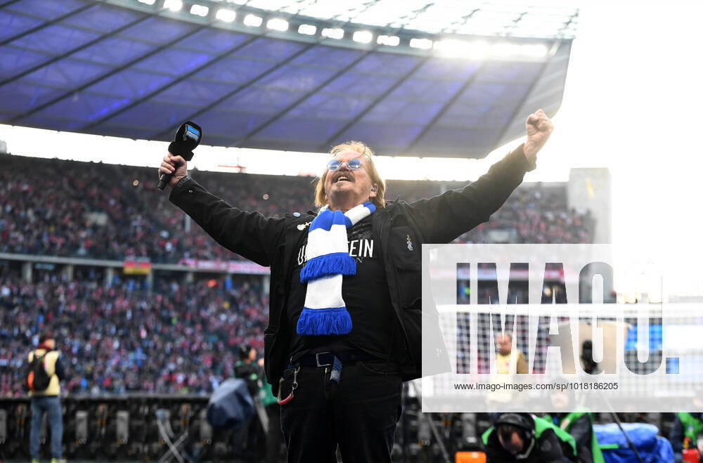 Football, men, season 2022 2023, 1 Bundesliga 13 matchday , Hertha BSC FC Bayern Munich, Frank Zander sang the anthem of Hertha live, 05 11 2022,