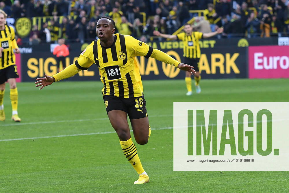 Soccer 1 Bundesliga 13 Matchday Borussia Dortmund VfL Bochum on 05 11 2022 at Signal Iduna Park in Dortmund Torjubel Jubel goal to 1 0 by Youssoufa Moukoko Dortmund DFL regulations prohibit any use of photographs as image sequences and or quasi video