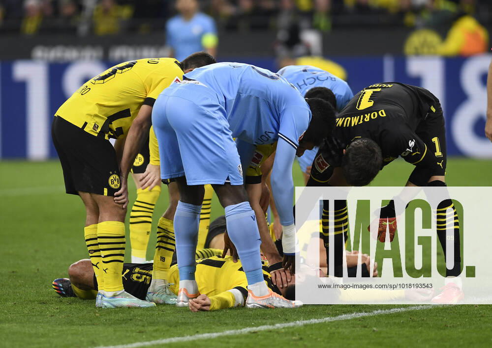 Dortmund, Germany, Signal Iduna Park, BV Borussia Dortmund vs VfL Bochum 1 Bundesliga, Mats Hummels Borussia Dortmund injured photo Ralf Treese DFB DFL REGULATES PROHIBIT ANY USE OF PHOTOGRAPHS AS IMAGE SEQUENCES AND OR QUASI VIDEO Dortmund Signal Iduna Park North Rhine Westphalia Germany 521_BVBBOC20221105_035 Treese-521