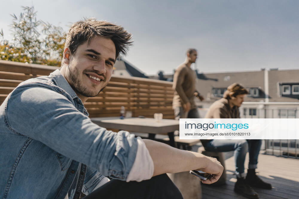 Young business people meeting on a roof terrace model released Symbolfoto property released KNSF08042