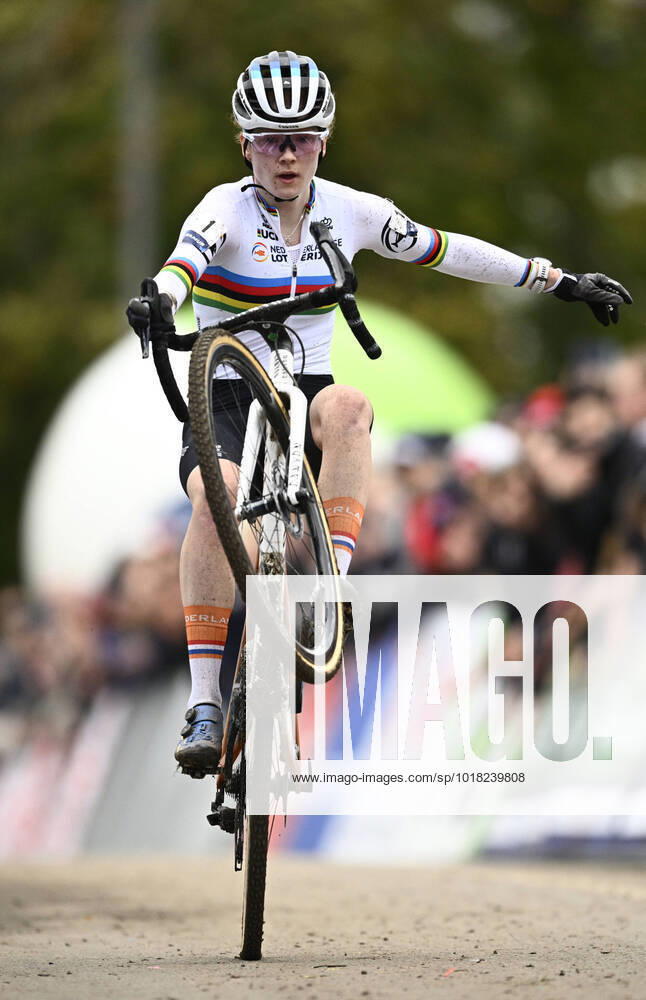 KW44 Dutch Puck Pieterse celebrates as she crosses the finish line to win the U23 women s race at the European Championships cyclocross cycling, Sunday 06 November 2022, in Namur, Belgium. JASPERxJACOBS x48803928x
