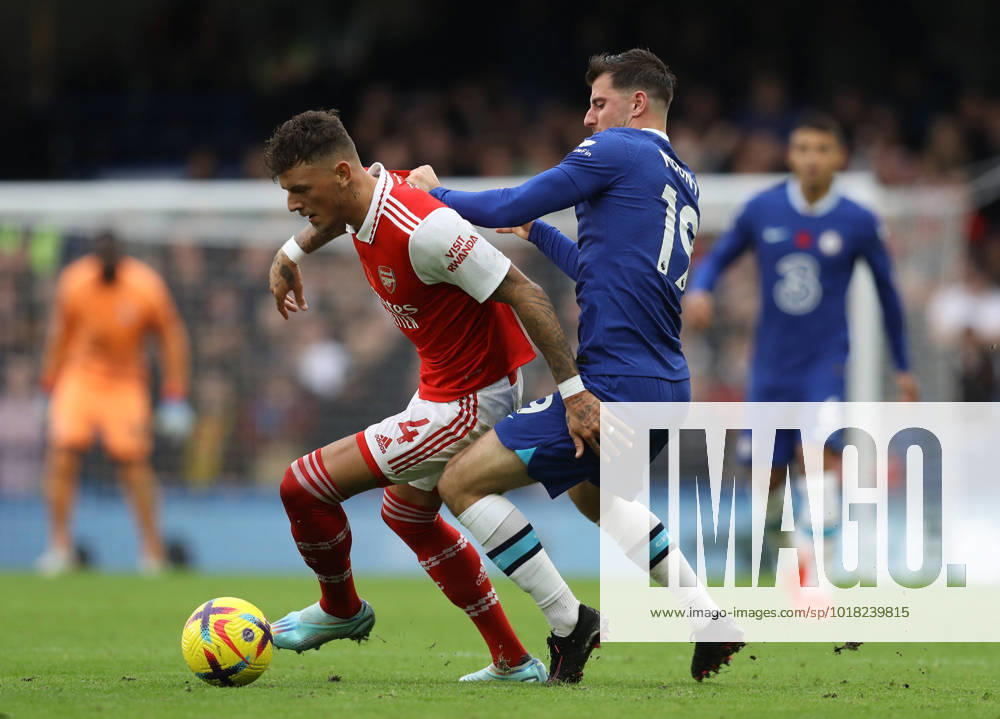 London, England, 6th November 2022. Ben White of Arsenal holds off Mason Mount of Chelsea during the Premier League match at Stamford Bridge, London. Picture credit should read: Paul Terry Sportimage . SPI-2019-0033