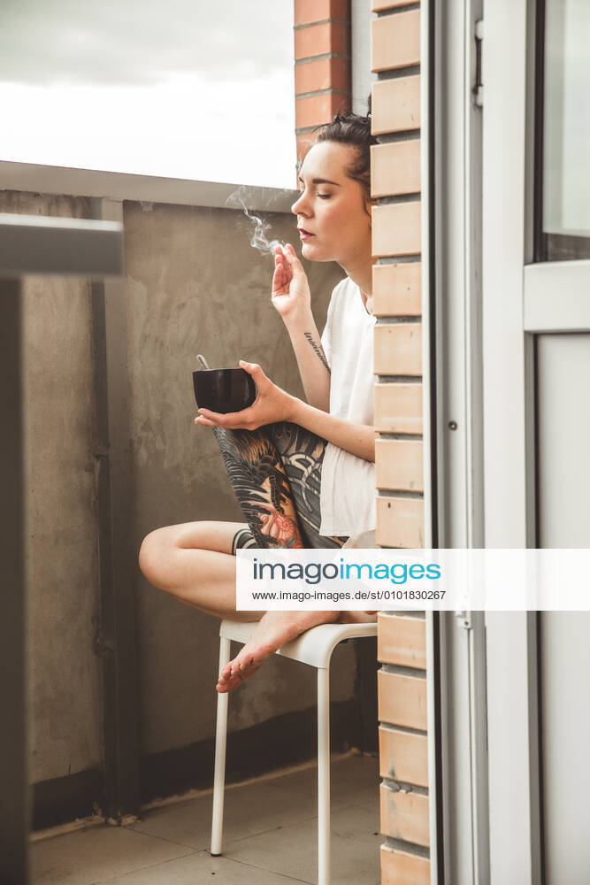 IMAGO Creative: Gesellschaft, Armut Girl house balcony with her doll during lockdown period due to covid-19 epidemic. Paris, IDF, France CR_EVUV200603B-392998-01 ,model released, Symbolfoto ,property released