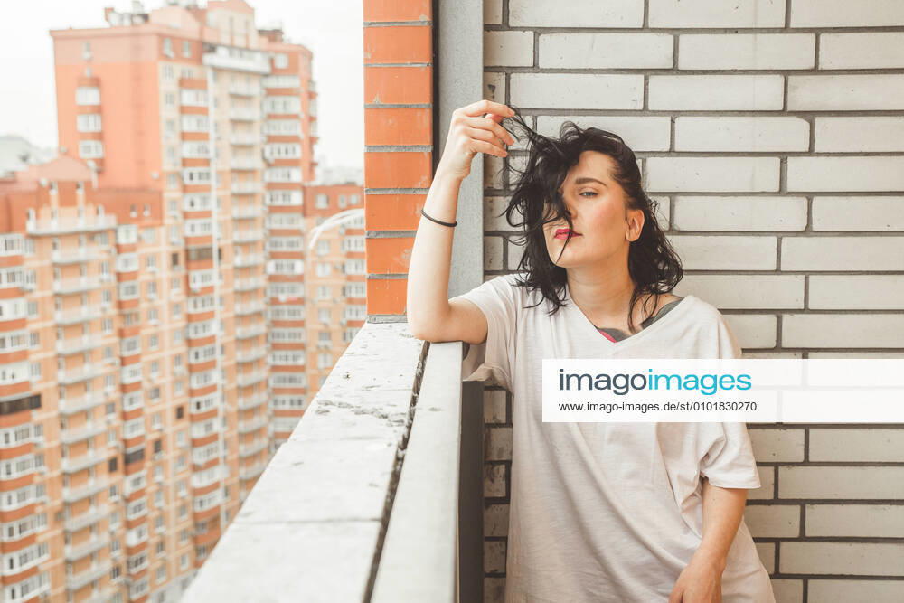 IMAGO Creative: Gesellschaft, Armut Girl house balcony with her doll during lockdown period due to covid-19 epidemic. Paris, IDF, France CR_EVUV200603B-393000-01 ,model released, Symbolfoto ,property released