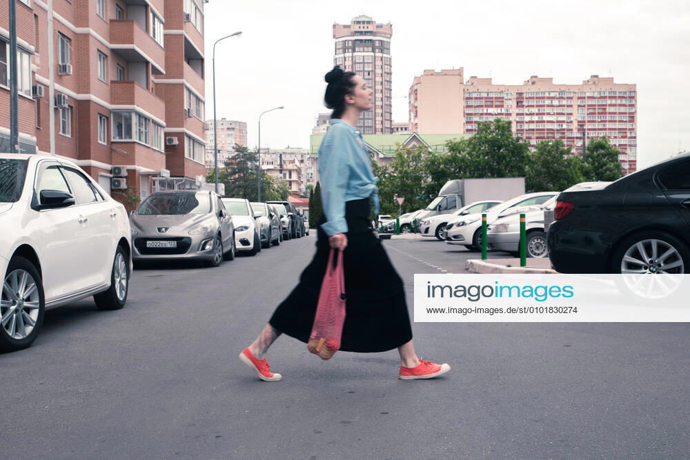 Two young women with shopping bags walking in the city Paris, IDF, France CR_EVUV200603B-393007-01 ,model released, Symbolfoto ,property released