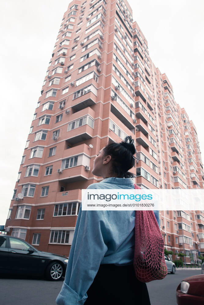 Two young women with shopping bags walking in the city Paris, IDF, France CR_EVUV200603B-393009-01 ,model released, Symbolfoto ,property released
