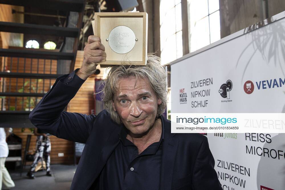 AMSTERDAM Matthijs van Nieuwkerk during the presentation of the Silver Nipkow disc and Travel microphone ANP KIPPA PIETER STAM DE JONGE