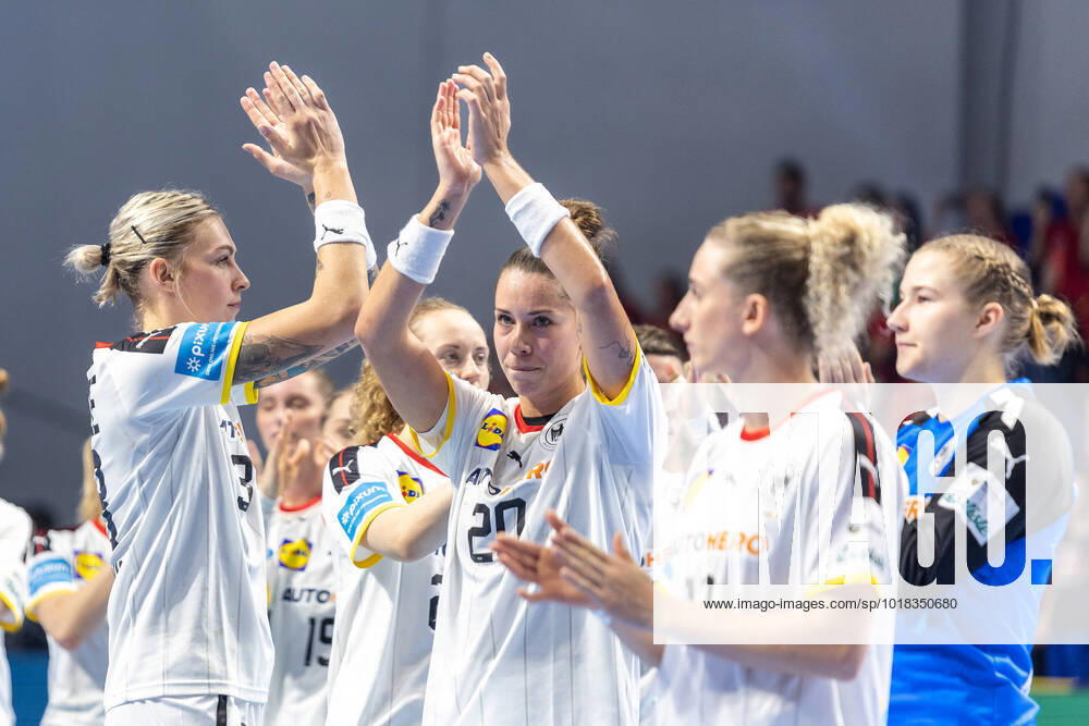 Handball I Women I European Championship 2022 I Preliminary Round I Germany Montenegro I 07 11 2022 Luisa Schulze 33, German national team and Emily Bölk 20, German national team after the game, disappointed Podgorica Bemax Arena Montenegro
