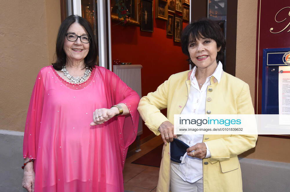 Nana and Simone Rethel at the reopening of CafÃ Marimba at Viktualienmarkt, which was closed due to corona measures Munich, 25 06 2020 Foto:xS.xFuturexImage
