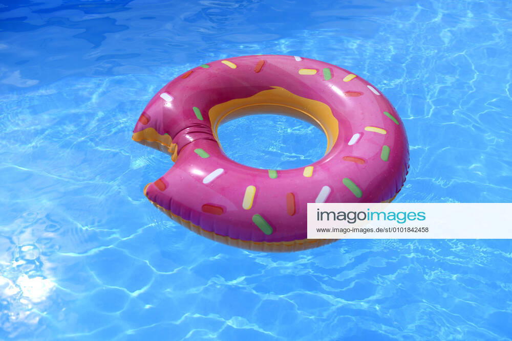 Trend in the Corona Pandemic The own swimming pool in the garden provides refreshment in summer when the outdoor pools are closed Swimming in the water 26 06 2020, Swimming pool in the own garden 26 06 2020, Swimming pool in the own garden