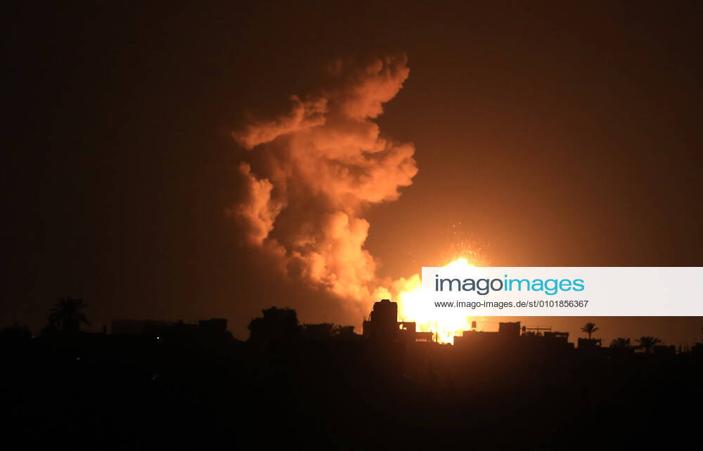 Khan Younis, Gaza Strip, Palestinian Territory: Flame and smoke are seen during an Israeli air strike, in Khan Younis in the southern Gaza Strip, on June 26, 2020 Khan Younis Palestinian Territory - ZUMAap3_ 20200626_zaf_ap3_092
