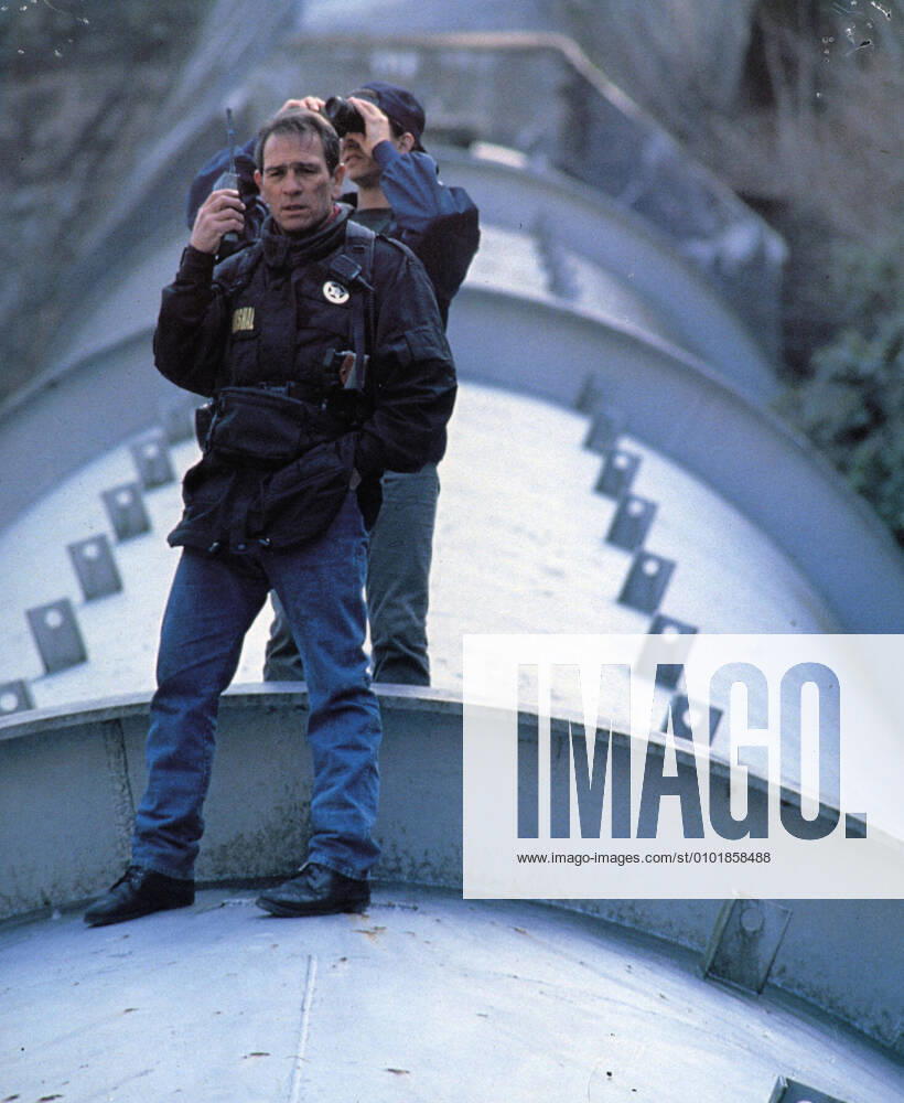 OSCARS. Bester Nebendarsteller. Preisträger 1991-2000 THE FUGITIVE TOMMY LEE JONES A WARNER BROS FILM Date: 1993. Strictly editorial use only in conjunction with the promotion of the film. Credit line mandatory. This image is copyright of the film company and is supplied under the terms of issue as film still. No commercial or book cover use permitted without prior consent from the film company. Mandatory credit line: Image courtesy Ronald Grant Archive Mary Evans