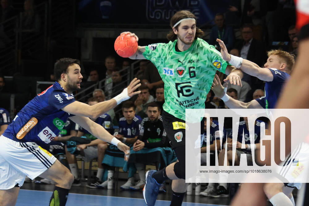 DEU, DHB, 1 HBL, Fuechse Berlin vs Hannover Burgdorf, 10 11 2022, Max Schmeling Halle, Berlin, DEU, DHB, 1 HBL, Fuechse Berlin vs Hannover Burgdorf, in picture f , Bastian Roscheck TSV Hannover 4 , Jonathan Edvardsson TSV Hannover 26 Foto Juergen Engler nordphoto GmbH JuergenxEngler nph00076