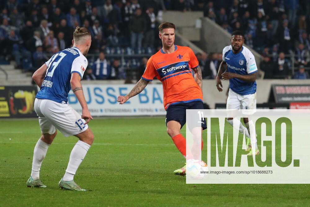 football 2 Bundesliga, 1 FC Magdeburg SV Darmstadt 98, v l Tobias Kempe Darmstadt, 11 on the ball, plays the ball Magdeburg