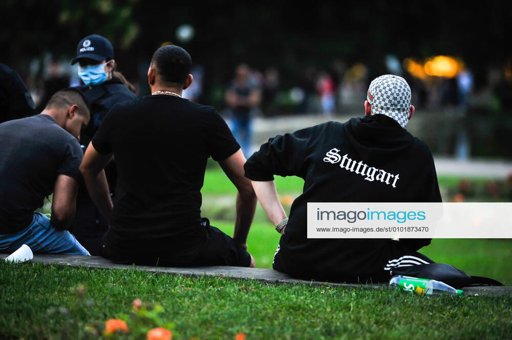 Teenagers in the castle garden One week after the riot night in Stuttgart Evening atmosphere at the Eckensee and on Königstrasse and the castle garden on Friday evening Many teenagers about 200, some have alcohol with them The police show presence and make a control of about 30 50 people of those sitting in a row Stuttgart Baden Wuerttemberg Germany