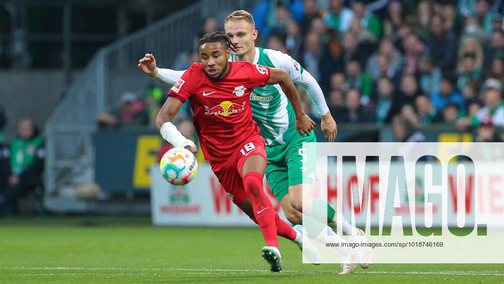 V li Christopher Nkunku RB Leipzig, 18 and Amos Pieper SV Werder Bremen, 5 in duel, duel, dynamic, action, game scene, THE DFL DIRECTIVES PROHIBIT ANY USE OF PHOTOGRAPHS AS IMAGE SEQUENCES AND OR VIDEOA HNUAL PHOTOSTRACKS DFL REGULATIONS PROHIBIT ANY USE OF PHOTOGRAPHS AS IMAGE SEQUENCES AND OR QUASI VIDEO , 12 11 2022, Bremen Germany , Football, Bundesliga, SV Werder Bremen RB Leipzig