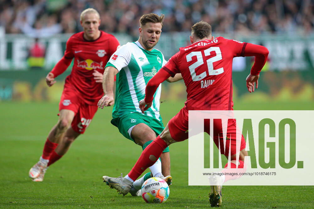 F l Niclas Füllkrug SV Werder Bremen, 11 and David Raum RB Leipzig, 22 in duel, duel, dynamics, action, game scene, THE DFL DIRECTIVES PROHIBIT ANY USE OF PHOTOGRAPHS AS IMAGE SEQUENCES AND OR VIDEOA HNUAL PHOTOSTRACKS DFL REGULATIONS PROHIBIT ANY USE OF PHOTOGRAPHS AS IMAGE SEQUENCES AND OR QUASI VIDEO , 12 11 2022, Bremen Germany , Football, Bundesliga, SV Werder Bremen RB Leipzig