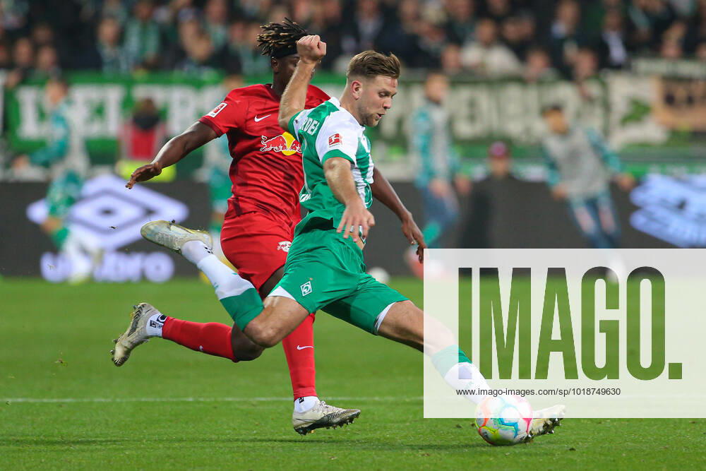 V li Niclas Füllkrug SV Werder Bremen, 11 on the ball, single image, full body, action, game scene, THE DFL DIRECTIVES PROHIBIT ANY USE OF PHOTOGRAPHS AS IMAGE SEQUENCES AND OR QUASI VIDEO , 12 11 2022, Bremen Germany , Football, Bundesliga, SV Werder Bremen RB Leipzig