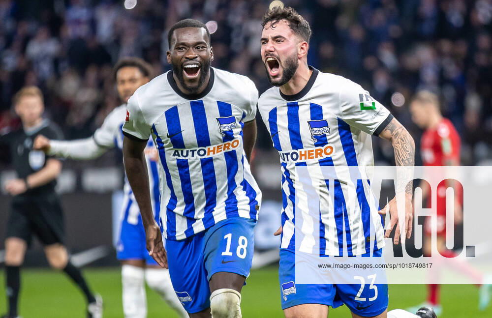 Berlin, 12 11 22, Soccer, Bundesliga, 15 Spieltag, Hertha BSC 1 FC Koeln, Olympiastadion Berlins Marco Richter shoots the goal to 2 0 and runs over the field with Berlins Wilfried Kanga cheering DFL regulations and DFB regulations prohibit any use of photographs as image sequences and or quasi video, Foto Andreas Gora Hertha BSC 1 FC Koeln