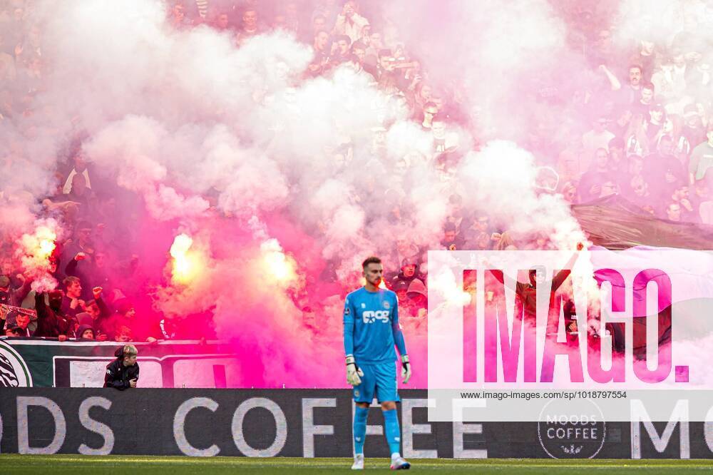 GRONINGEN FC Groningen supporters with fireworks m FC Groningen goalkeeper Peter Leeuwenburgh during the Dutch Eredivisie match between FC Groningen and Fortuna Sittard at the Euroborg stadium on November 13, 2022 in Groningen, Netherlands ANP COR LASKER Dutch Eredivisie 2022 2023 ANPxSportx IVx 457747441 originalFilename: 457747441