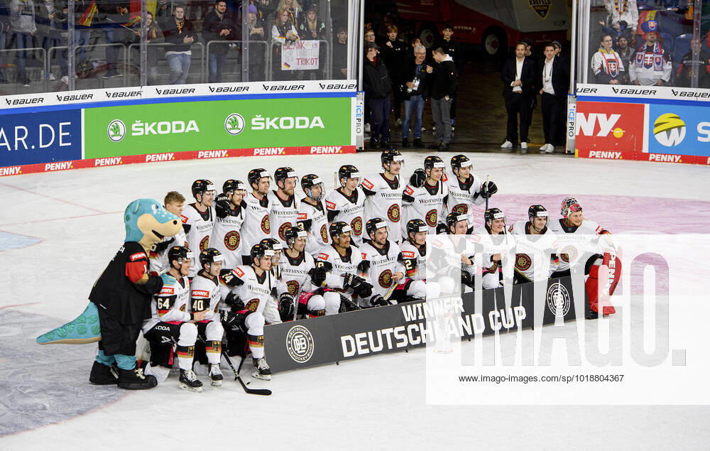 Award ceremony, winner team GER with the cup, team, Germany GER Slovakia SVK , on 13 11 2021 Ice Hockey Germany Cup from 10 11 13 11 2022 in Krefeld Germany Â