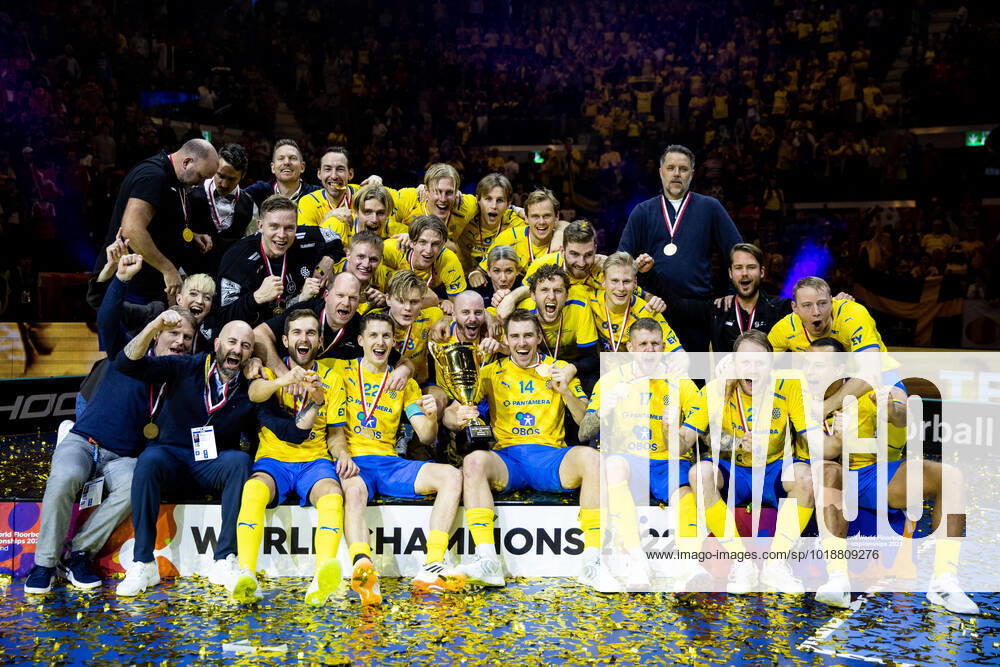 Players of Sweden celebrate after the the WFC 2022 Final between Sweden and Czech Republic on November 13, 2022 in Zurich Photo Per Wiklund BILDBYRAN COP 124 PW0136 indoor bandy floorball national team sweden sweden czechkien national team czech republic bbeng jubel,