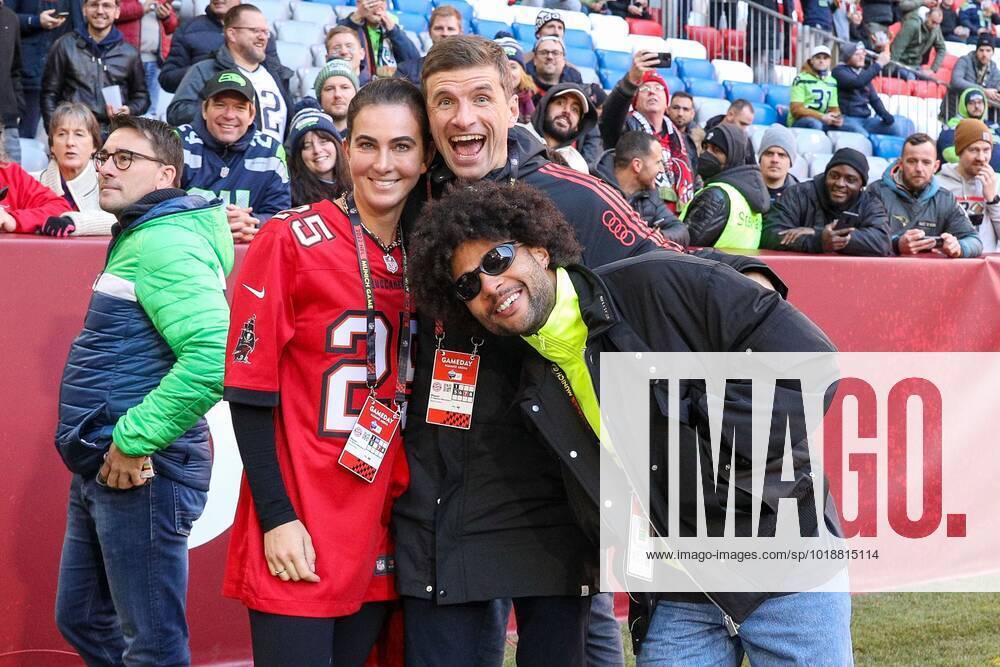 Lisa Mueller, Serge Gnabry 7 FC Bayern Muenchen , Thomas Mueller 25 FC Bayern Muenchen take a photo, Seattle Seahawks vs Tampa Bay Buccaneers, Football, NFL, 13 11 2022 Muenchen Bayern Germany