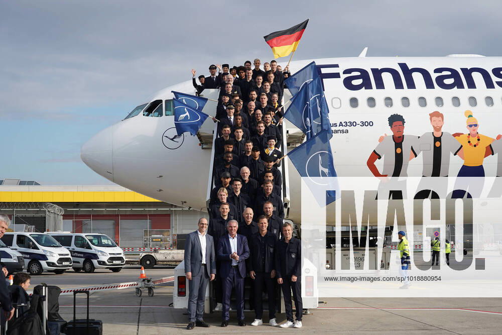Team arrives for departure of plane marked with diversity wins Frankfurt 14 11 2022 Departure of the German national team for the 2022 World Cup in Qatar, Frankfurt Airport.