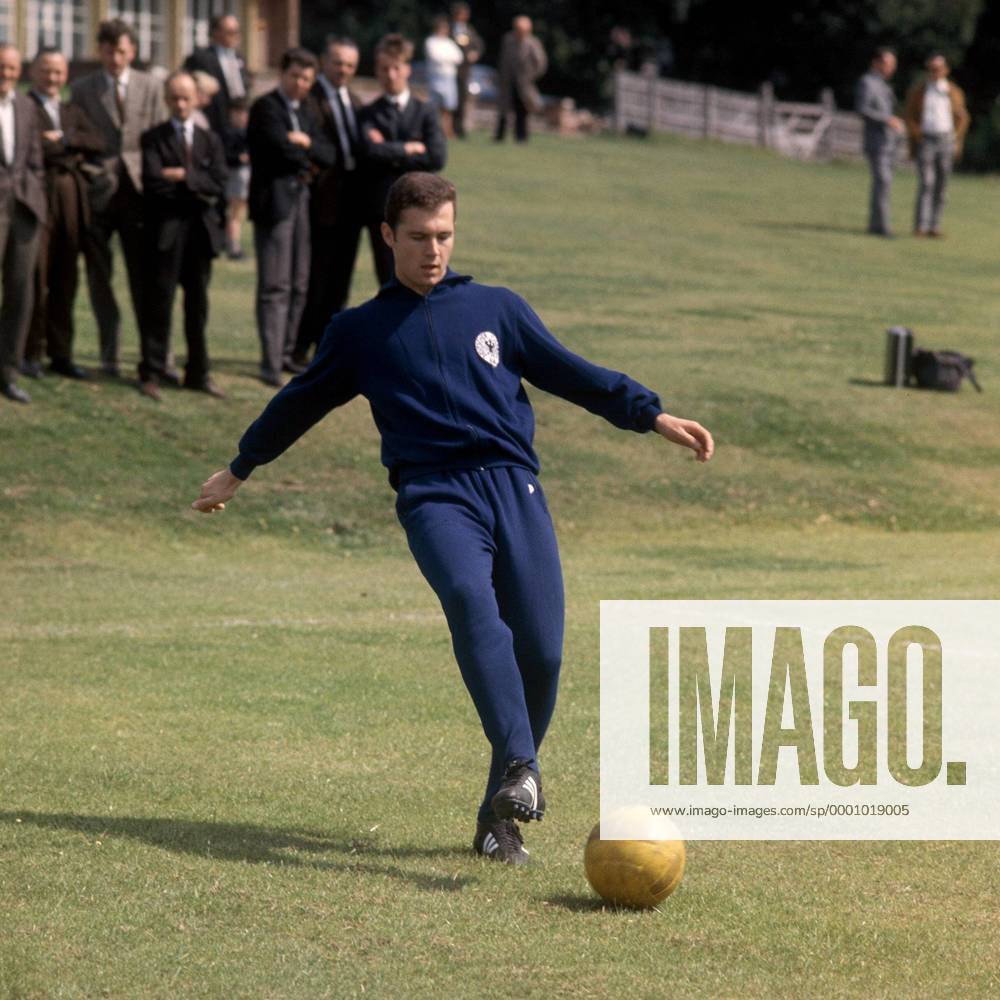 Franz Beckenbauer (BR Deutschland) am Ball Fußball WM Herren DEUTSCHSPRACHIGE SPORTZEITSCHRIFTEN UND -ZEITUNGEN NUR NACH RÜCKSPRACHE, Weltmeisterschaft 1966 Einzelbild Nationalmannschaft, Nationalteam, BRD Dynamik,