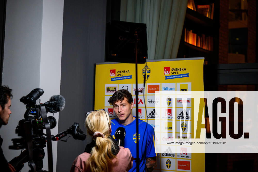 Victor Nilsson Lindelöf of the Swedish national football team is interviewed by the media during a mixed zone November 15, 2022 in Girona Photo Ludvig Thunman BILDBYRAN code LT LT0440 football football soccer fotball mixed zone sweden sweden sweden a bbeng,