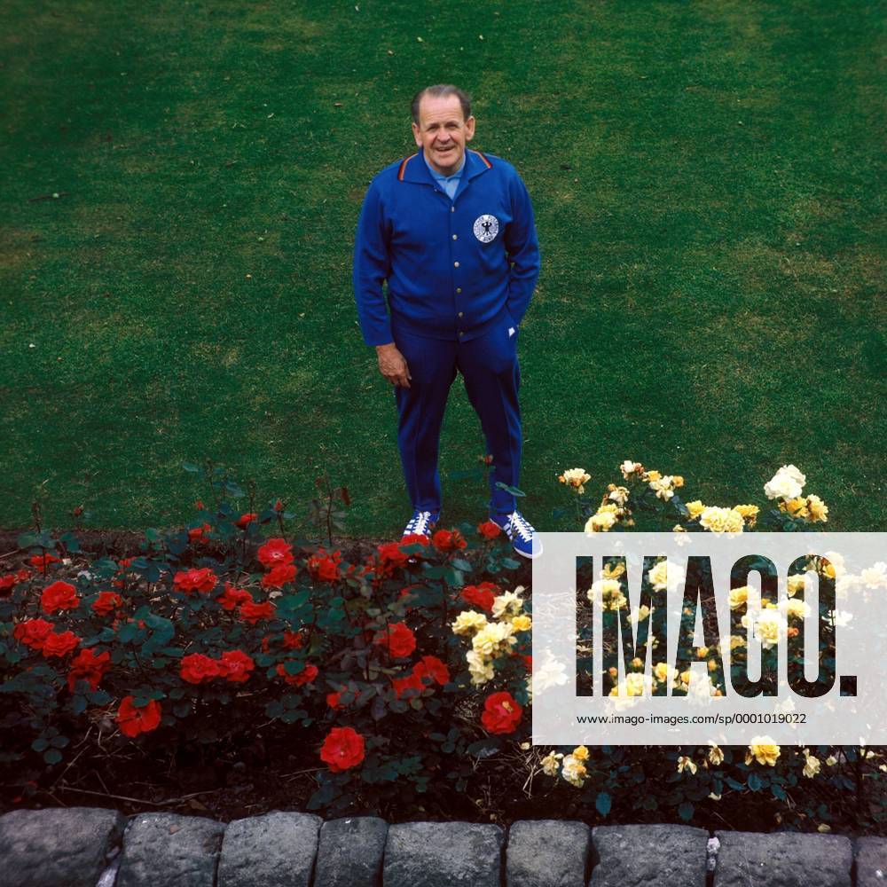 Alt Bundestrainer Sepp Herberger (BR Deutschland) vor einem Blumenbeet Fußball WM Herren DEUTSCHSPRACHIGE SPORTZEITSCHRIFTEN UND -ZEITUNGEN NUR NACH RÜCKSPRACHE, Weltmeisterschaft 1966 Einzelbild Nationalmannschaft, Nationalteam, BRD Freude,