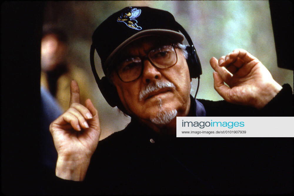 THE GINGERBREAD MAN DIRECTOR, ROBERT ALTMAN Picture from the Ronald Grant Archive THE GINGERBREAD MAN DIRECTOR, ROBERT ALTMAN Date: 1998. Strictly editorial use only in conjunction with the promotion of the film. Credit line mandatory. This image is copyright of the film company and is supplied under the terms of issue as film still. No commercial or book cover use permitted without prior consent from the film company. Mandatory credit line: Image courtesy Ronald Grant Archive Mary Evans