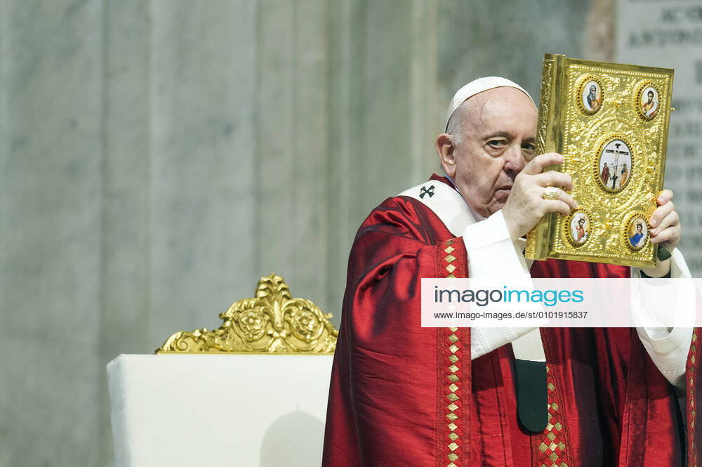 KW27 Bilder des Jahres 2020, News 06 Juni News BIlder des Tages NO FRANCE - NO SWITZERLAND: June 29, 2020 : Pope Francis celebrates a Holy Mass for the imposition of the Pallium upon the new Metropolitan Archbishops, during the Solemnity of Saints Peter and Paul apostles, in St. Peter s Basilica at the Vatican