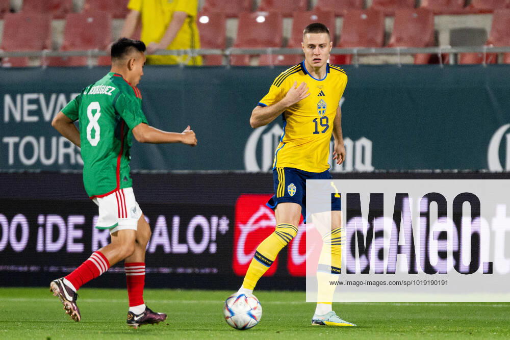 Carlos Rodriguez of Mexico and Mattias Svanberg of Sweden during the international friendly football match between Mexico and Sweden on November 16, 2022 in Girona Photo Ludvig Thunman BILDBYRAN code LT LT0441 football football soccer football training country international friendly Mexico Sweden Sweden Sweden a bbeng,