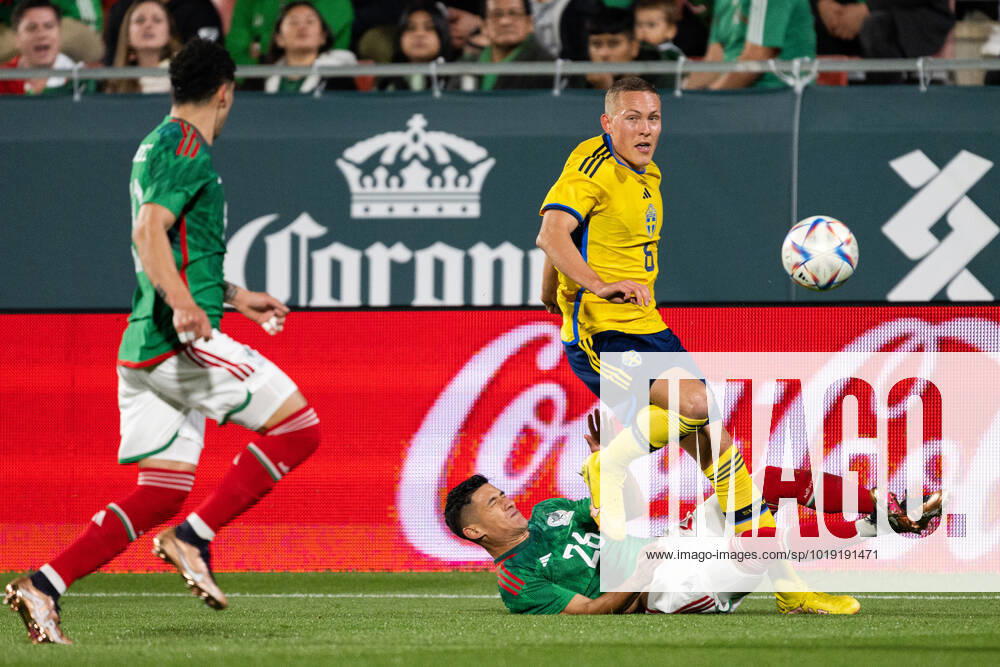 Ludwig Augustinsson of Sweden and Kevin Alvarez of Mexico during the international friendly football match between Mexico and Sweden on November 16, 2022 in Girona Photo Ludvig Thunman BILDBYRAN code LT LT0441 football football soccer football training country international friendly Mexico Sweden Sweden Sweden a bbeng,