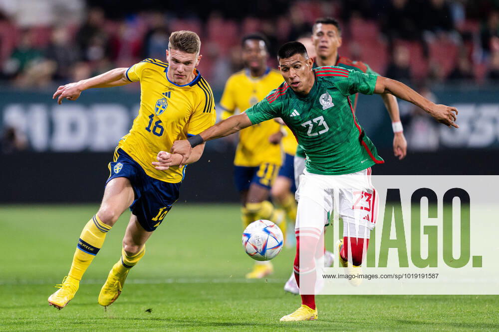 Viktor Gyökeres of Sweden and Jesus Gallardo of Mexico during the international friendly football match between Mexico and Sweden on November 16, 2022 in Girona Photo Ludvig Thunman BILDBYRAN code LT LT0441 football football soccer football training country international friendly Mexico Sweden Sweden Sweden a bbeng,