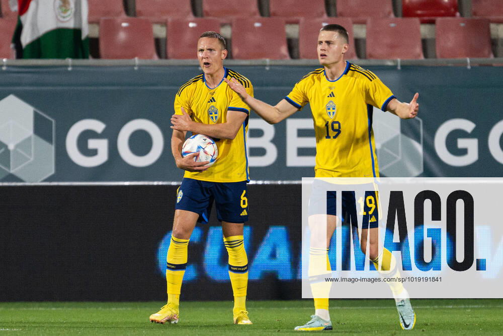 Ludwig Augustinsson and Mattias Svanberg of Sweden react during the international friendly football match between Mexico and Sweden on November 16, 2022 in Girona Photo Ludvig Thunman BILDBYRAN code LT LT0441 football football soccer football training country international friendly Mexico Sweden Sweden Sweden a bbeng depp,