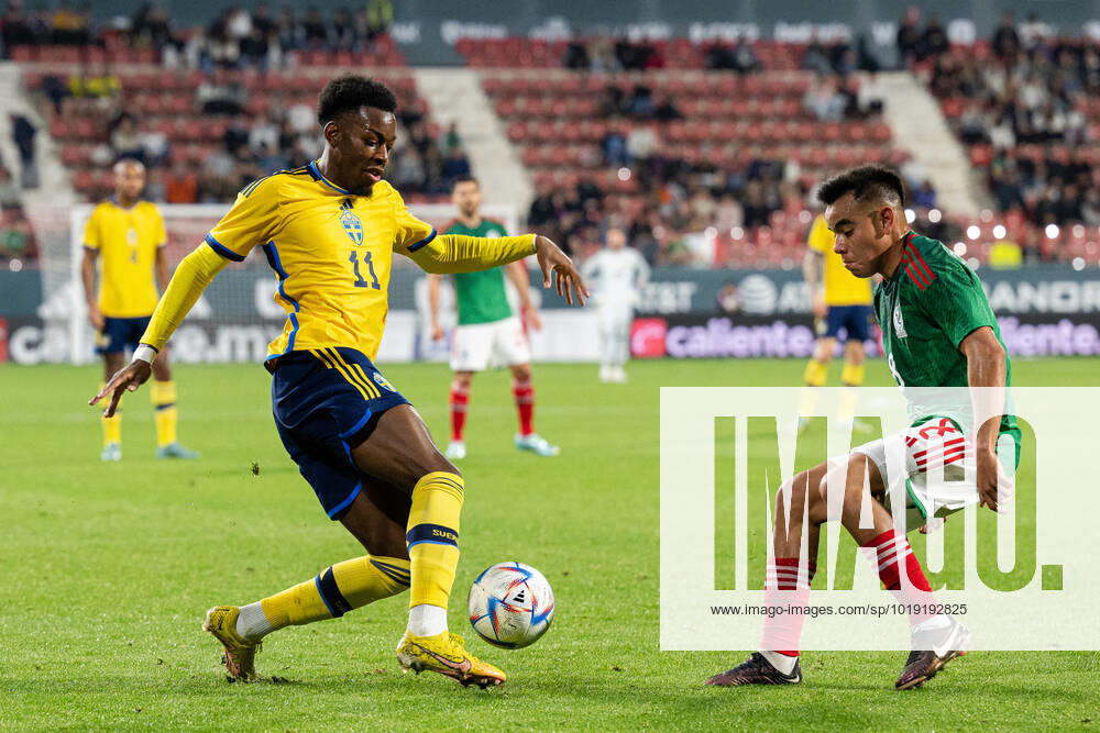 Anthony Elanga of Sweden and Carlos Rodriguez of Mexico during the international friendly football match between Mexico and Sweden on November 16, 2022 in Girona Photo Ludvig Thunman BILDBYRAN code LT LT0441 football football soccer football training country international friendly Mexico Sweden Sweden Sweden a bbeng,