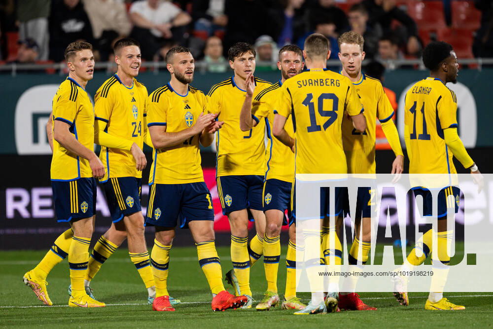 Viktor Gyökeres , Emil Holm , Jesper Karlström , Victor Nilsson Lindelöf , Marcus Rohdà n, Mattias Svanberg , Samuel Gustafson and Anthony Elanga of Sweden celebrate the 0 1 goal during the international friendly football match between Mexico and Sweden on November 16, 2022 in Girona Photo Ludvig Thunman BILDBYRAN code LT LT0441 football football soccer football training international friendly mexico sweden sweden sweden a bbeng jubel,