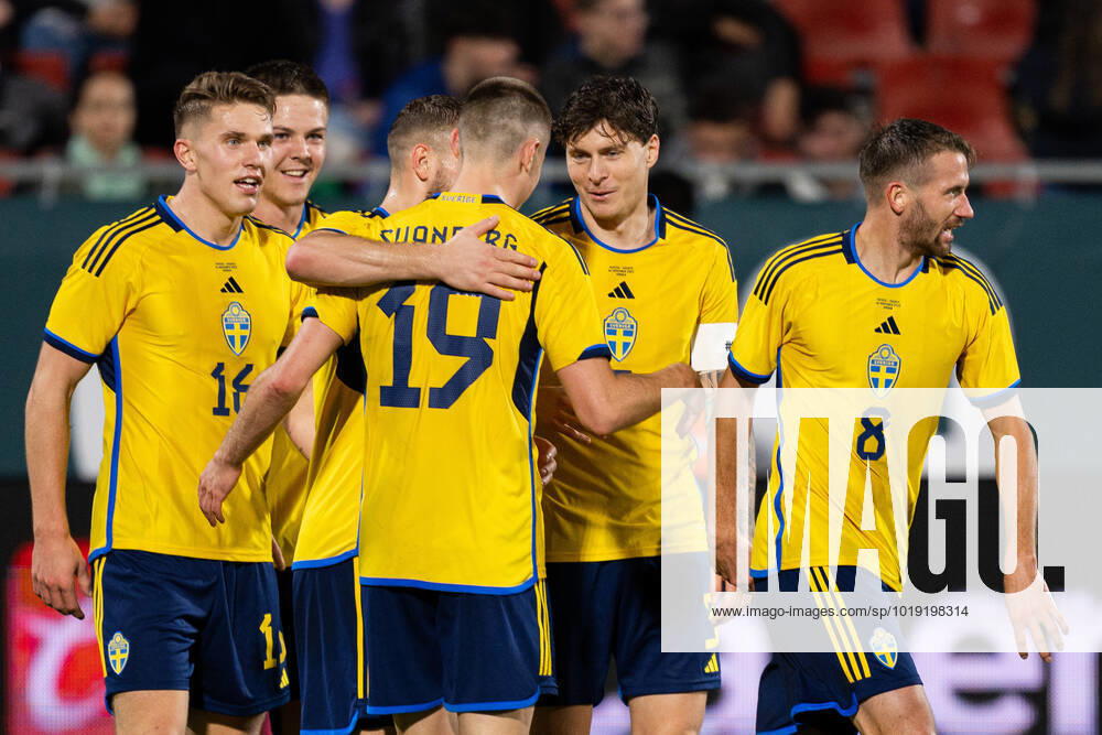 Viktor Gyökeres , Emil Holm , Jesper Karlström , Victor Nilsson Lindelöf, Mattias Svanberg and Marcus RohdÃ n of Sweden celebrate the 0 1 goal during the international friendly football match between Mexico and Sweden on November 16, 2022 in Girona Photo Ludvig Thunman BILDBYRAN code LT LT0441 football football soccer fotball international friendly international friendly mexico sweden sweden sweden a bbeng jubel,