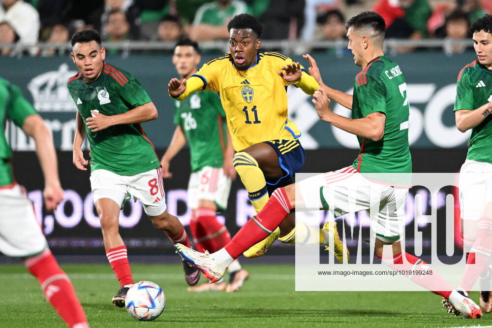 GIRONA 20221116 Swedens Anthony Elanga against Mexicos Carlos Rodriguez and Cesar Montes during the international match between Sweden and Mexico at Estadi Montilivi in Girona GIRONA SPAIN FOOTBALL