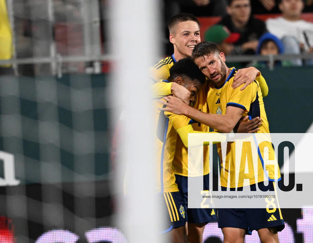 GIRONA 20221116 Swedens Marcus Rohdà n 8,th is congratulated by Anthony Elanga and Emil Holm after the 1 0 goal during the international match between Sweden and Mexico at the Estadi Montilivi in Girona GIRONA SPAIN FOOTBALL